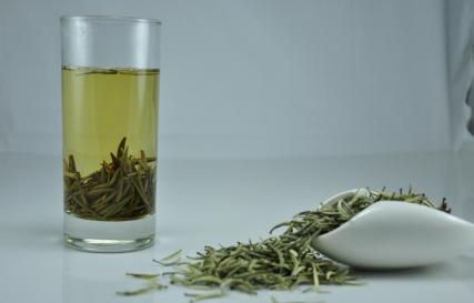 Белый чай: польза и вред для здоровья, какие есть сорта чая и как их заваривать правильно?